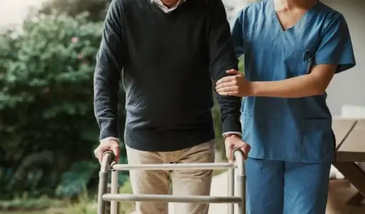 Zistite, aké sú najväčšie nástrahy rehabilitácie doma po cievnej mozgovej príhode, prečo samotné cvičenie nestačí a v čom vám pomôže dohľad či odborná fyzioterapia.