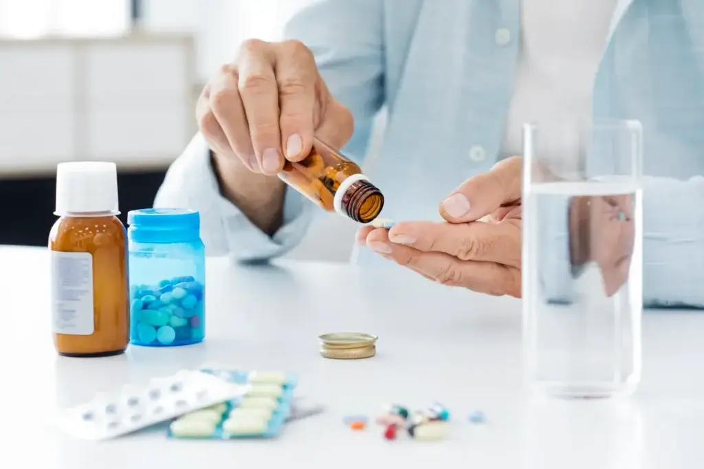 Po mŕtvici pacienti často užívajú viacero liekov (na tlak, na riedenie krvi, na cholesterol, prípadne antidepresíva či lieky proti bolesti) – tie majú spoločný cieľ: stabilizovať zdravotný stav a znížiť riziko ďalšej príhody.